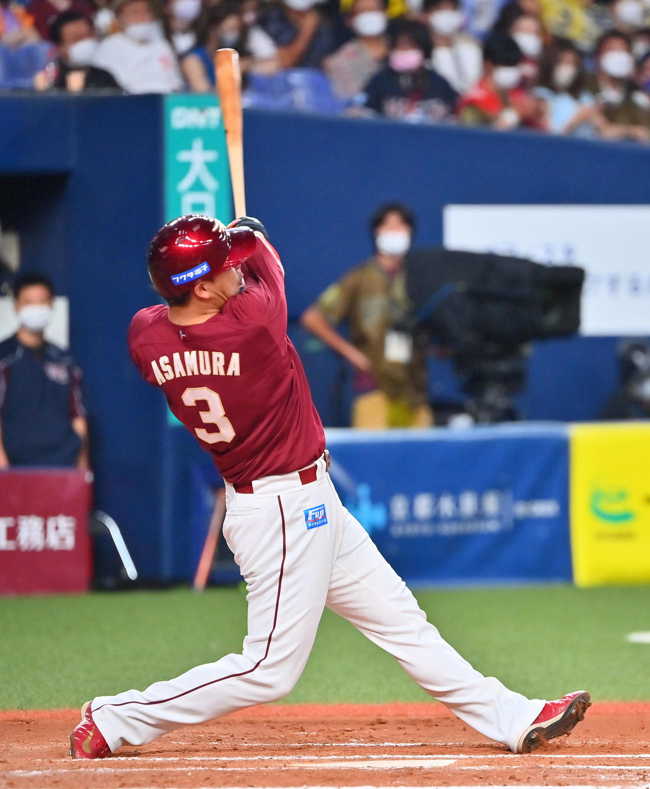 オリックス対楽天　7回表楽天無死、左越え本塁打を放つ浅村（撮影・和賀正仁）