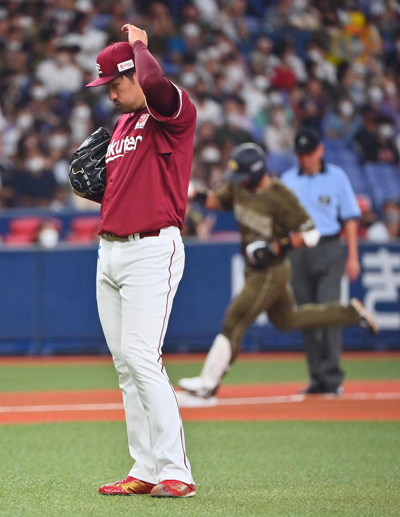 オリックス対楽天　2回裏オリックス1死一塁、頓宮に先制本塁打を浴びる弓削（撮影・和賀正仁）
