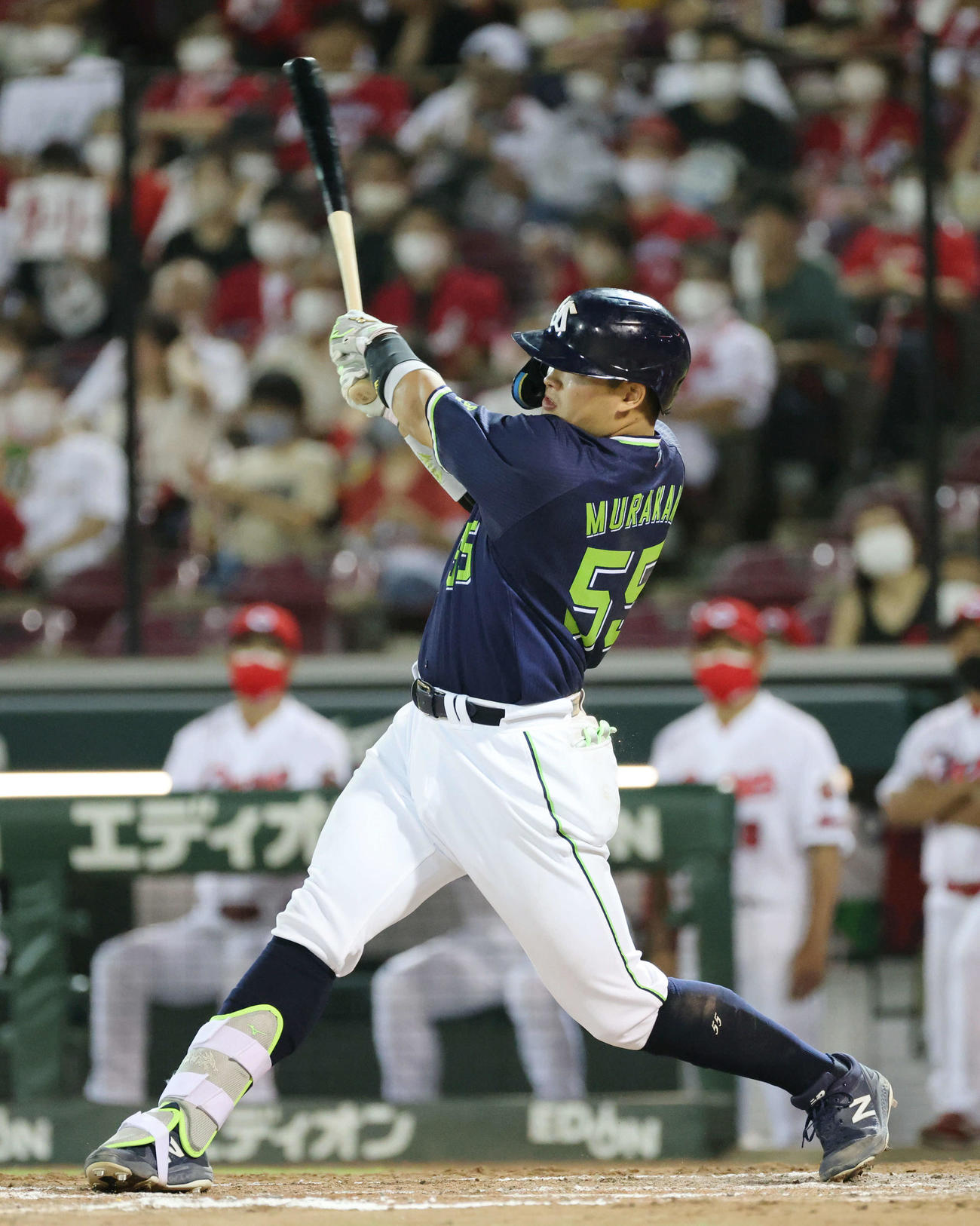 広島対ヤクルト　8回表ヤクルト2死、村上は40号右越え本塁打を放つ（撮影・加藤孝規）