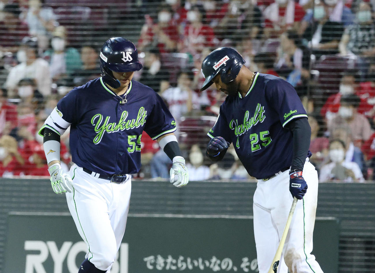 広島対ヤクルト　8回表ヤクルト2死、村上は40号右越え本塁打を放ち、サンタナ（右）に迎えられる（撮影・加藤孝規）