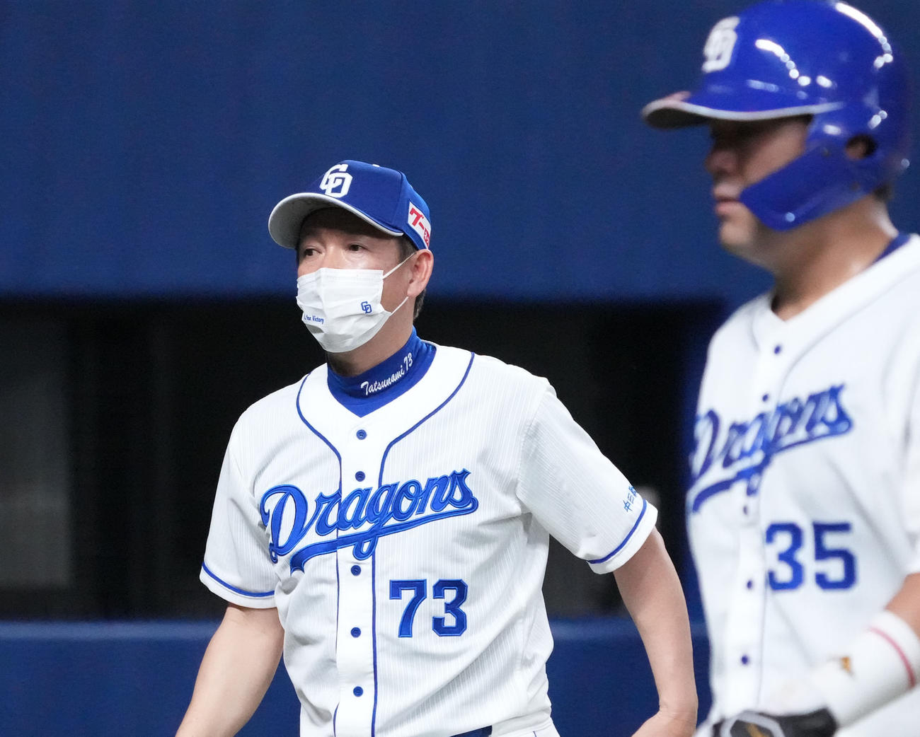 6回終了、選手交代を告げる立浪監督（撮影・森本幸一）