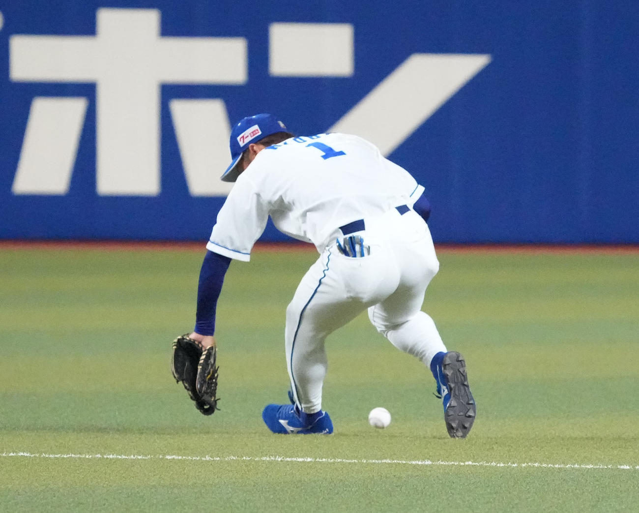 1回表巨人2死三塁、中田の打球を捕球できない京田（撮影・森本幸一）
