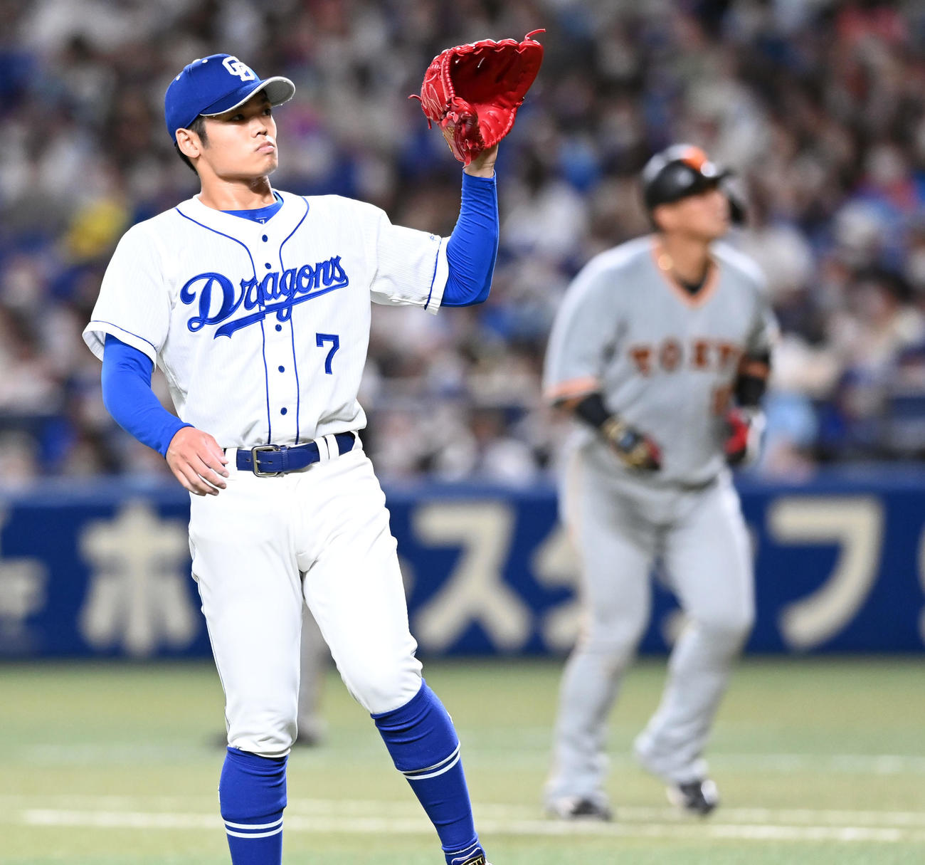 中日対巨人　7回表巨人1死、中田翔を中飛に打ち取った根尾（撮影・たえ見朱実）