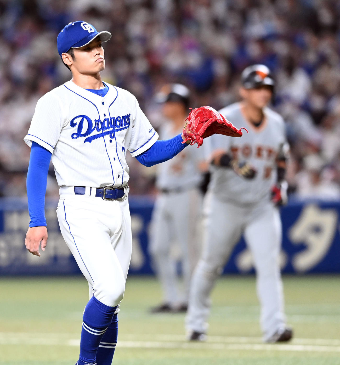 中日対巨人　7回表巨人1死、中田翔を中飛に打ち取った根尾（撮影・たえ見朱実）