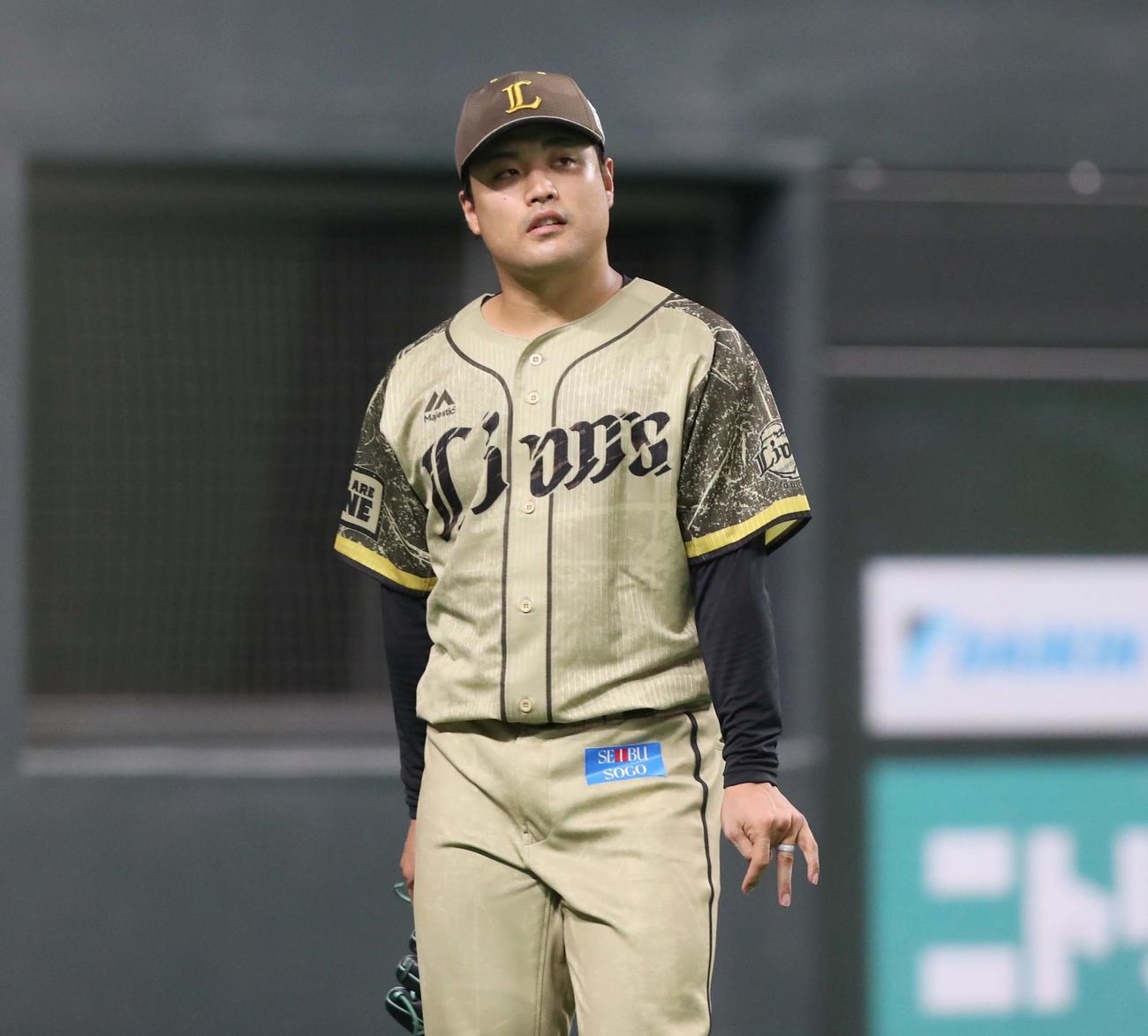 日本ハム対西武　10回裏、清水にサヨナラ打を浴び引き揚げる松本（撮影・黒川智章）