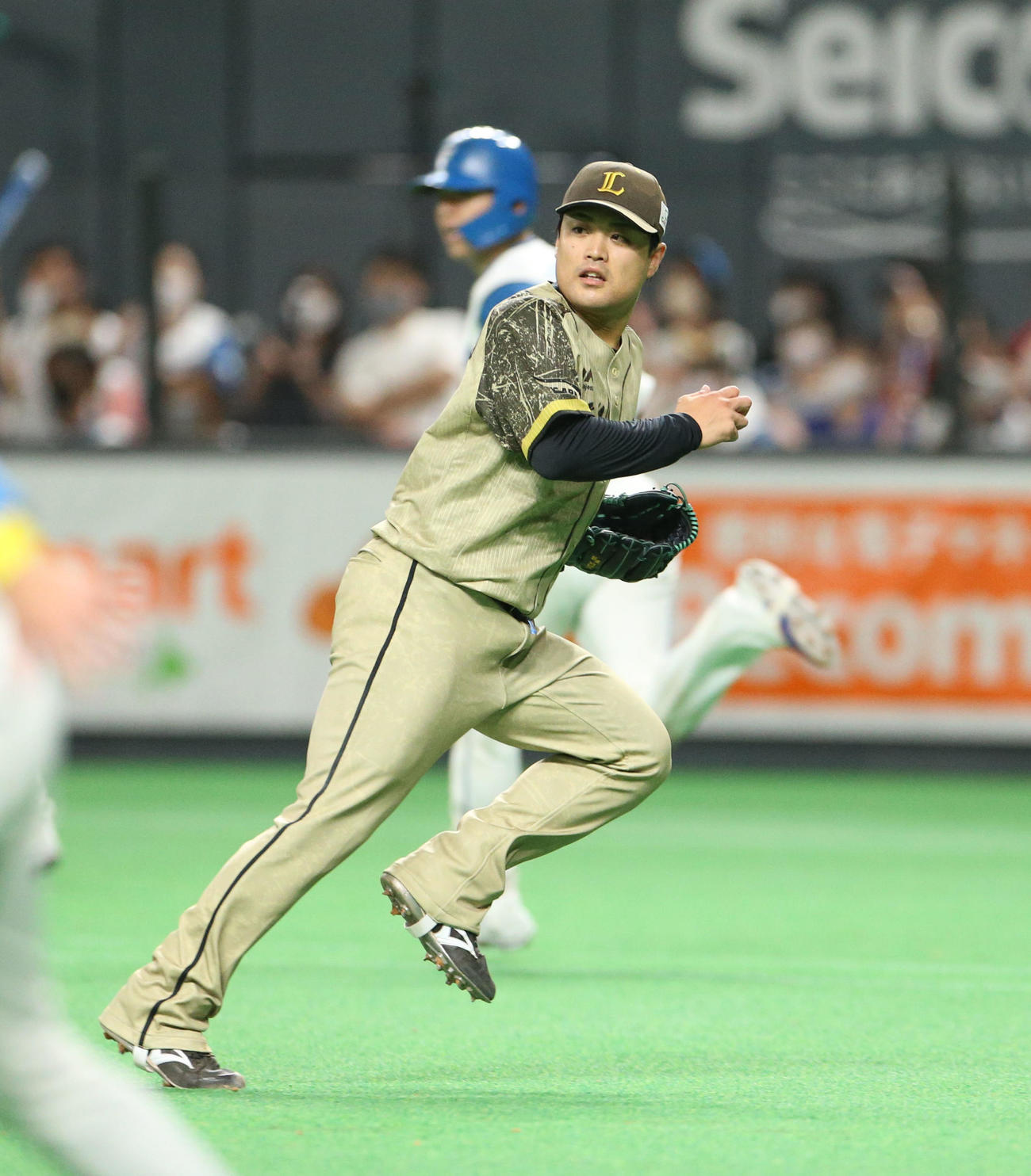 日本ハム対西武　10回裏日本ハム2死一、二塁、清水（後方）にサヨナラとなる左前適時打を打たれる松本（撮影・佐藤翔太）