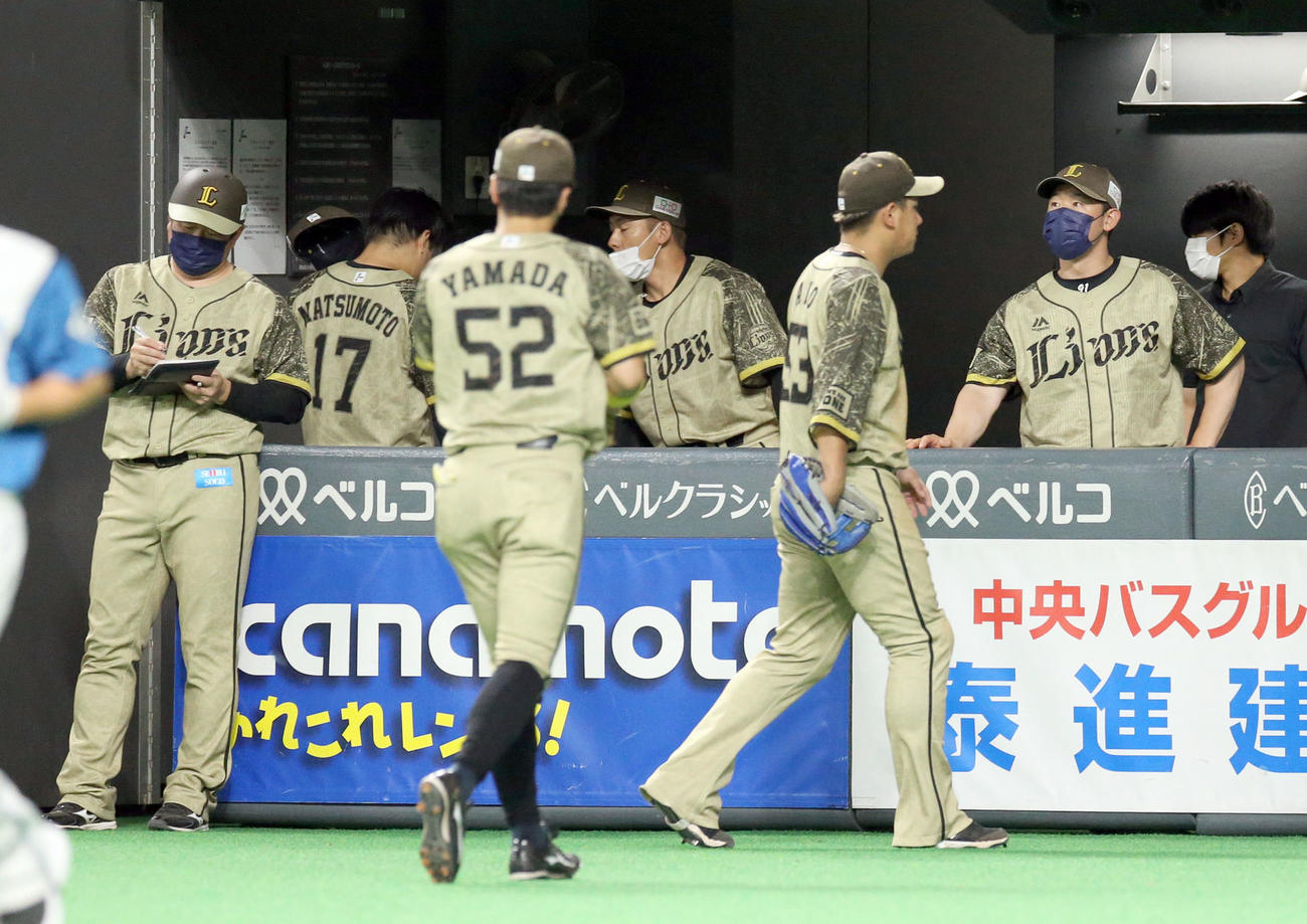 日本ハム対西武　10回裏日本ハム2死一、二塁、清水にサヨナラとなる左前適時打を打たれる松本（左から2人目）（撮影・佐藤翔太）