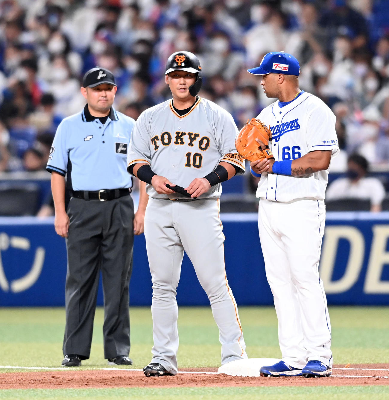 中日対巨人　1回表巨人2死三塁、先制の適時打を放った中田（撮影・たえ見朱実）