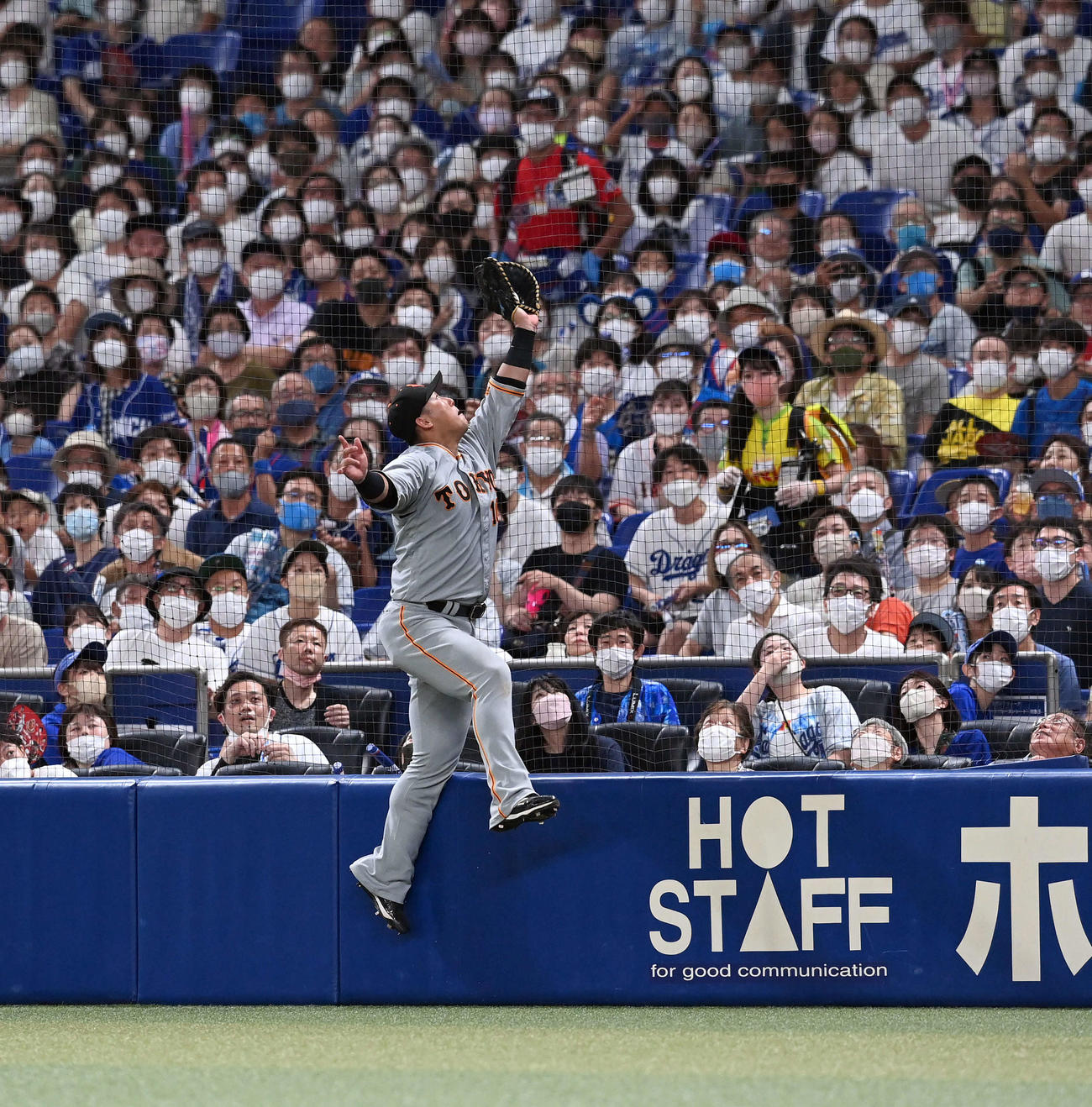 中日対巨人　6回裏中日1死満塁、レビーラの飛球を好捕する一塁手中田（撮影・たえ見朱実）