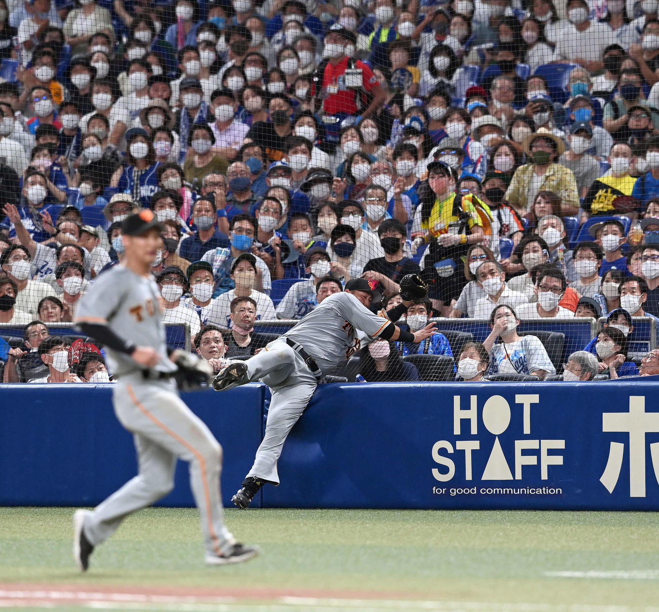 中日対巨人　6回裏中日1死満塁、レビーラの飛球を好捕する一塁手中田（撮影・たえ見朱実）