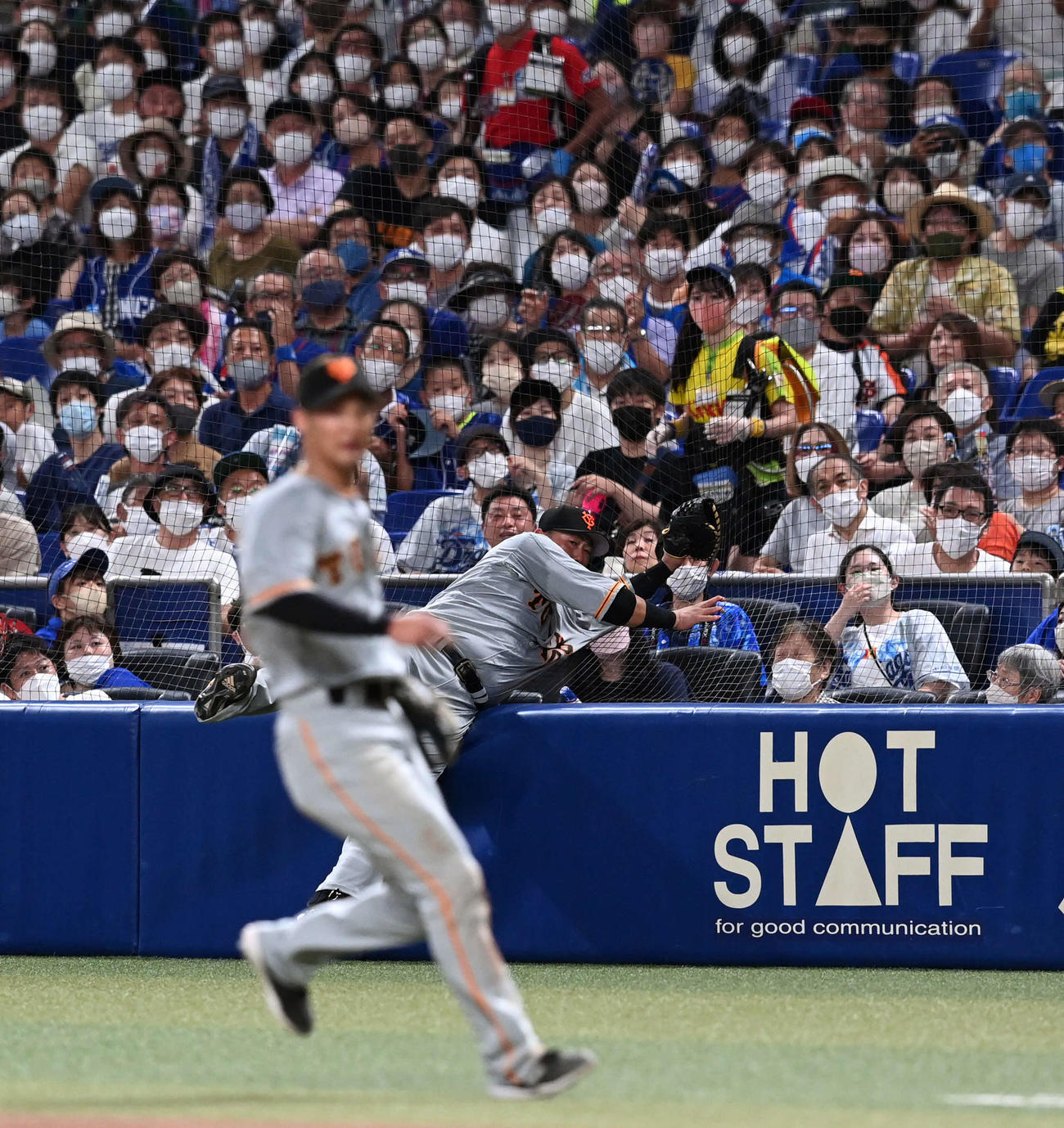 中日対巨人　6回裏中日1死満塁、レビーラの飛球を好捕する一塁手中田（撮影・たえ見朱実）