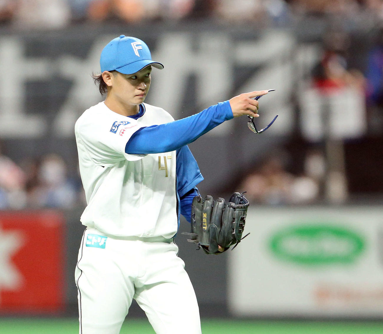 日本ハム対西武　5回表西武2死、森を二直に仕留めナインを指さす鈴木（撮影・佐藤翔太）