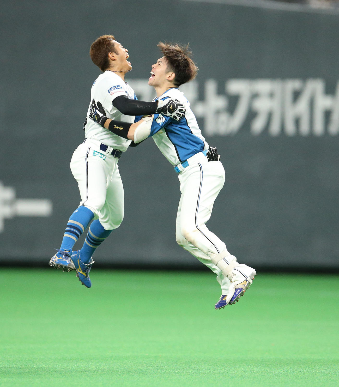 日本ハム対西武　10回裏日本ハム2死一、二塁、サヨナラとなる左前適時打を放ち今川（左）と抱き合って喜ぶ清水（撮影・佐藤翔太）