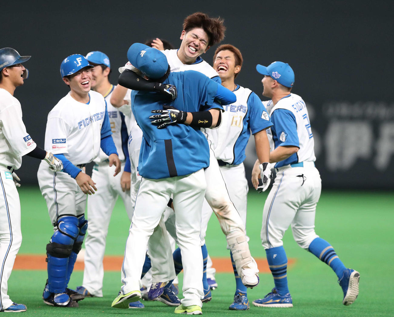 日本ハム対西武　10回裏日本ハム2死一、二塁、サヨナラ打を放ちナインと抱き合う清水（撮影・黒川智章）