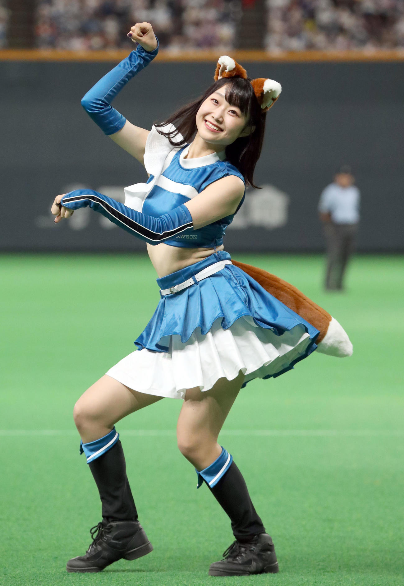 日本ハム対西武　「きつねダンス」を踊るファイターズガール（撮影・佐藤翔太）