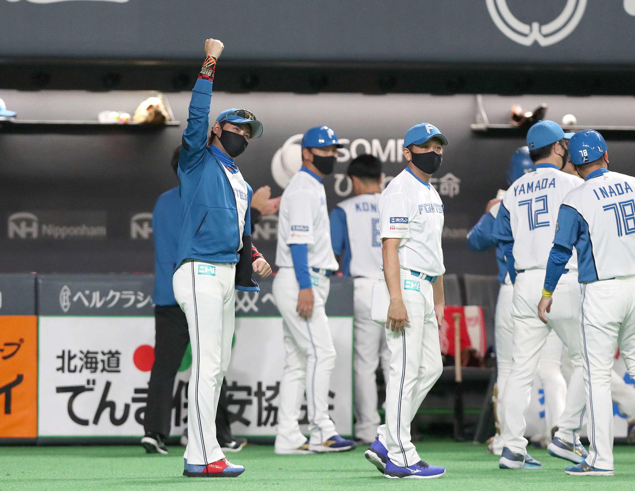 日本ハム対西武　試合後、スタンドに向かってガッツポーズの新庄監督（撮影・黒川智章）