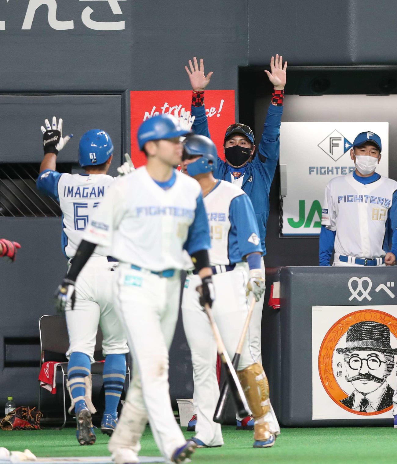 日本ハム対西武　5回裏、2点本塁打を放った今川を出迎える新庄監督（撮影・黒川智章）