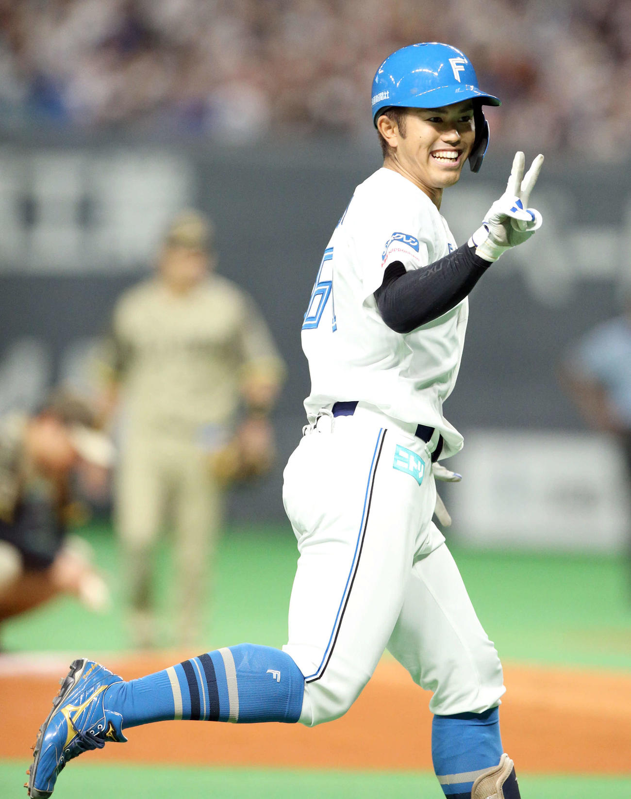 日本ハム対西武　5回裏日本ハム1死三塁、今川は逆転となる左越え2点本塁打を放ち笑顔でピースをする（撮影・佐藤翔太）