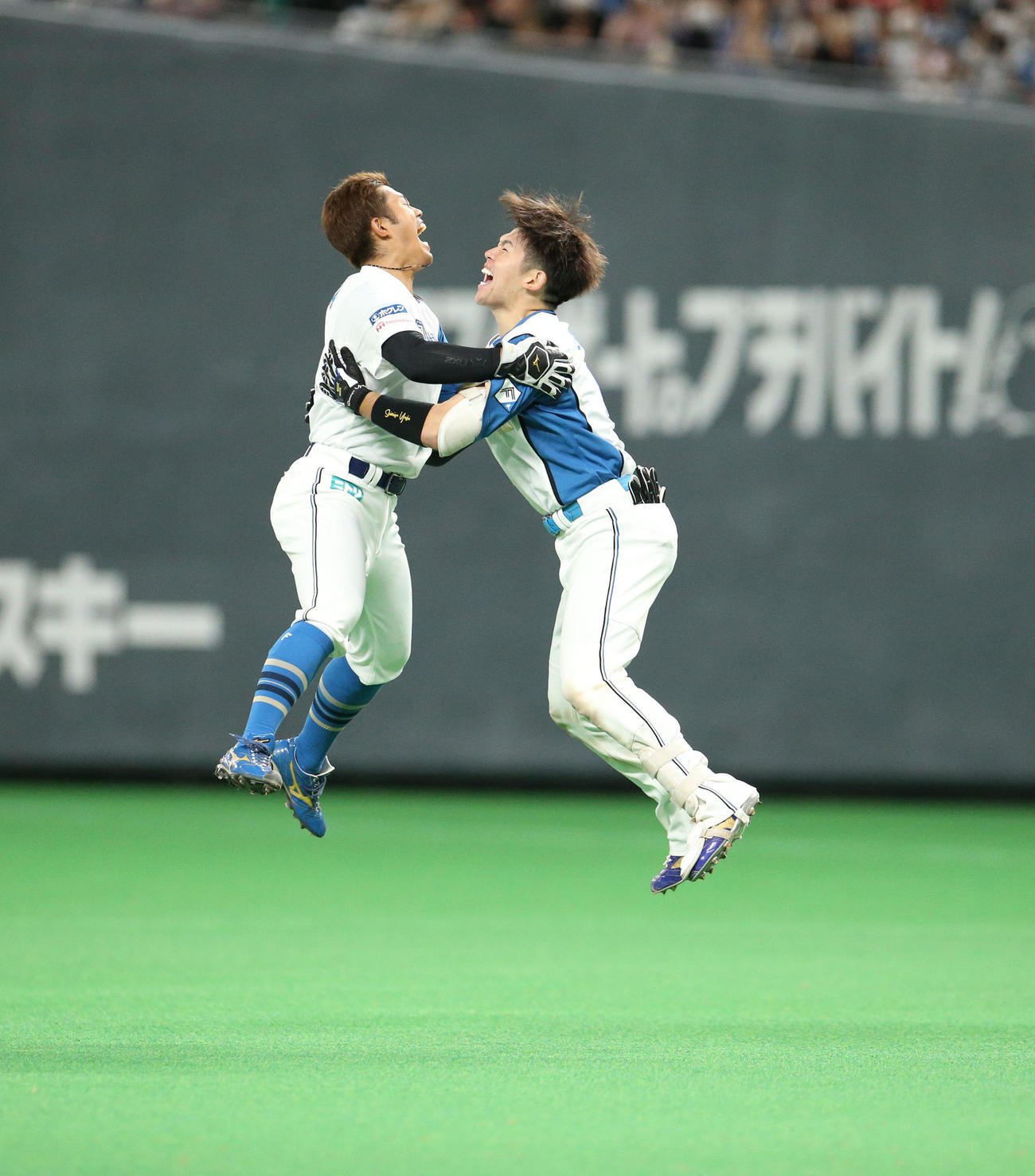 日本ハム対西武　10回裏日本ハム2死一、二塁、サヨナラとなる左前適時打を放ち今川（左）と抱き合って喜ぶ清水（撮影・佐藤翔太）