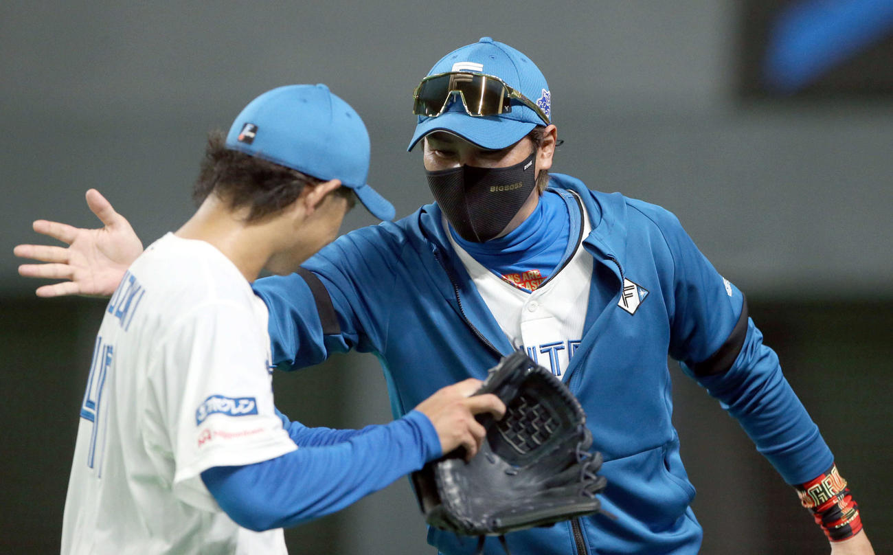 日本ハム対西武　鈴木（左手前）を出迎える新庄監督（撮影・佐藤翔太）