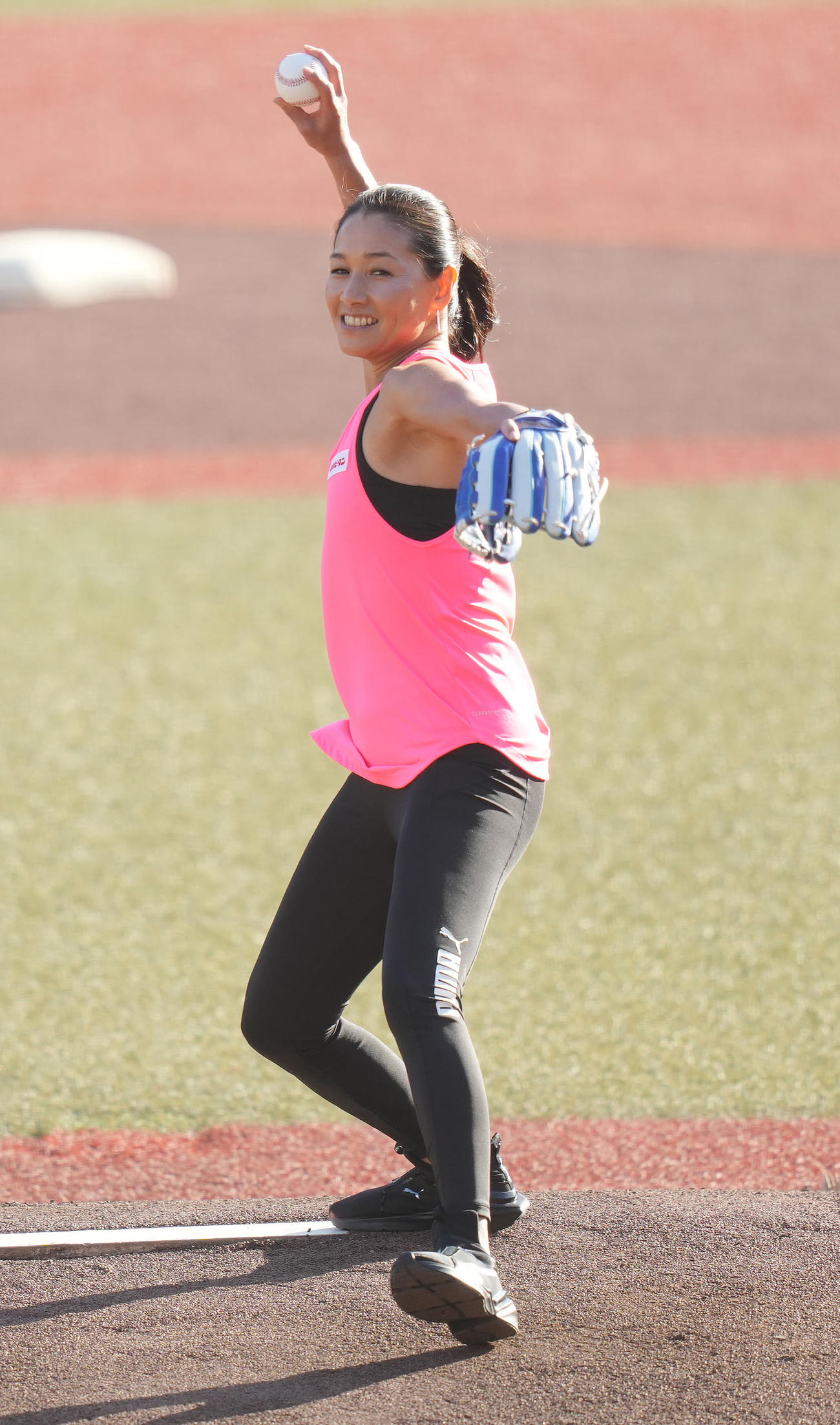 ロッテ対ソフトバンク　ファーストピッチセレモニーで投球する伊達公子さん（撮影・鈴木みどり）