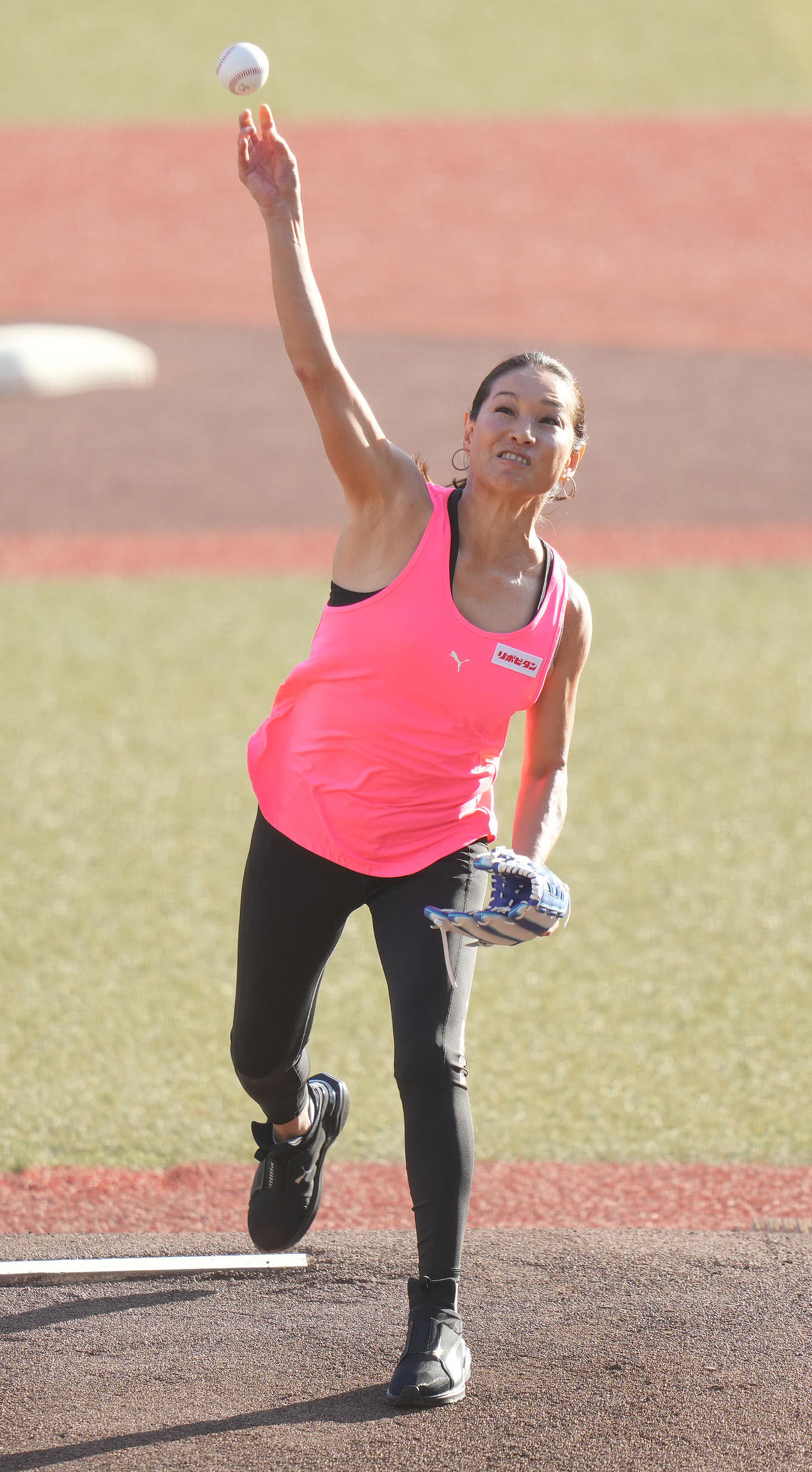 ロッテ対ソフトバンク　ファーストピッチセレモニーで投球する伊達公子さん（撮影・鈴木みどり）