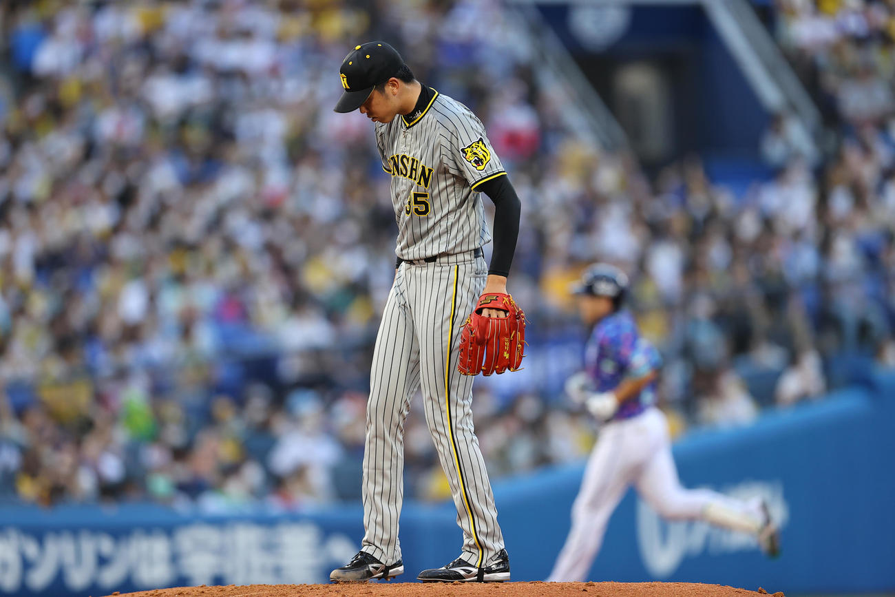 DeNA対阪神　4回裏DeNA1死、佐野（右）にソロ本塁打を浴びる才木（撮影・垰建太）