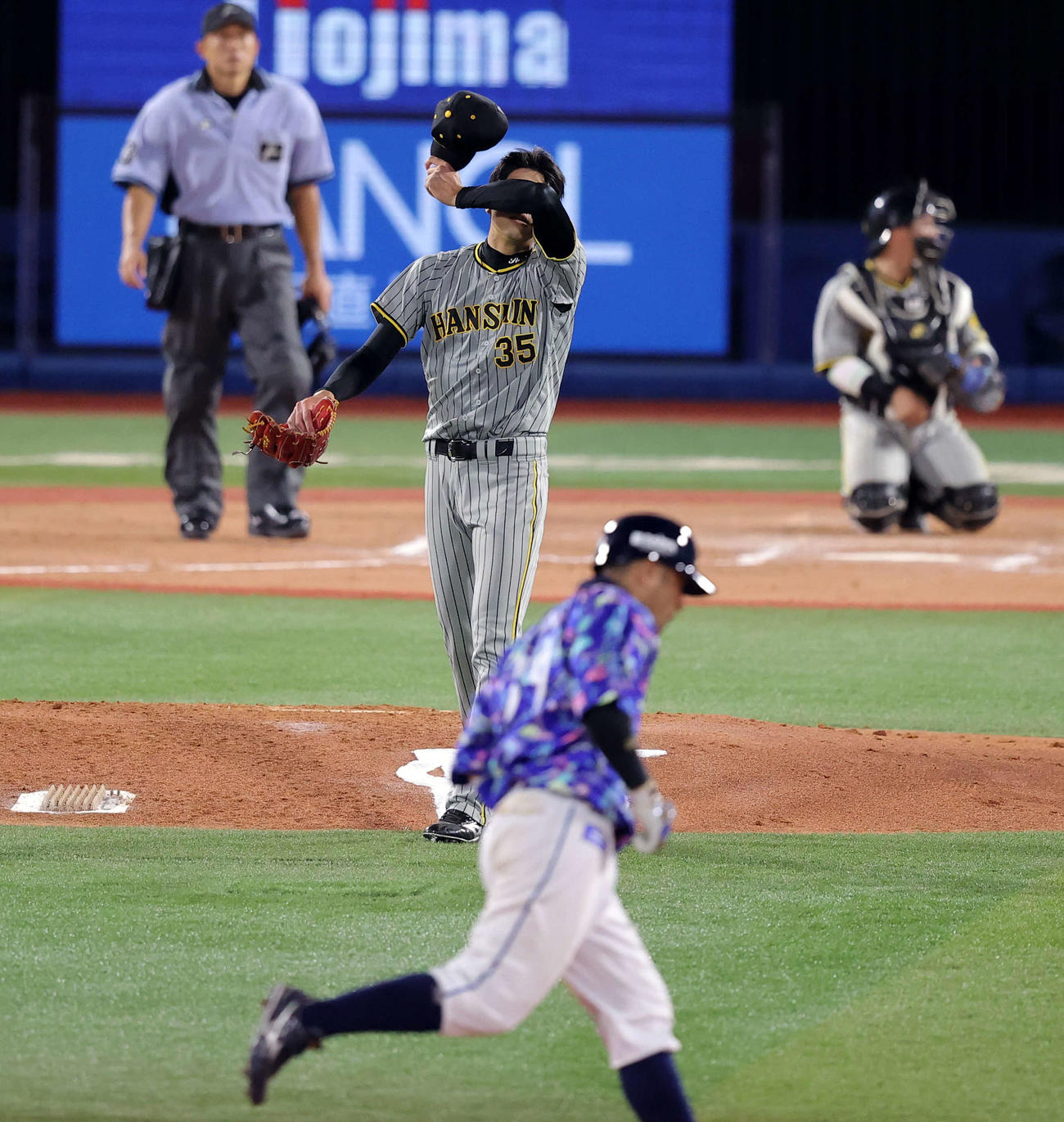 DeNA対阪神　7回裏DeNA2死一塁、嶺井に勝ち越し2点本塁打を許した才木（撮影・浅見桂子）