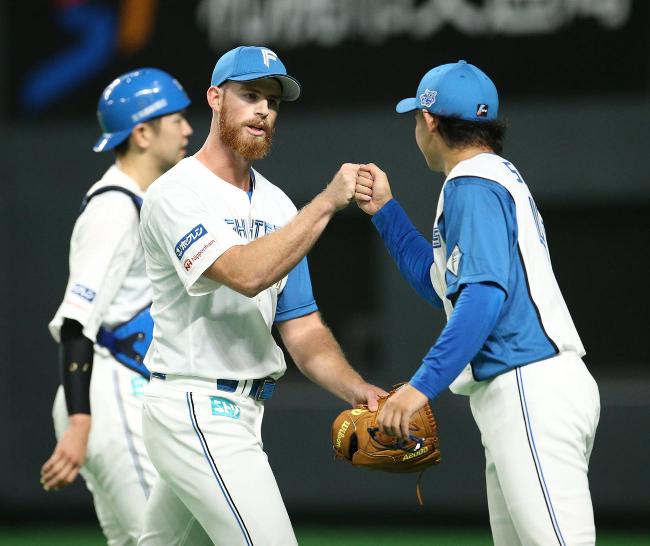 日本ハム対西武　7回表西武2死二、三塁、森を中飛に仕留めたメネズ（左）は鈴木とグータッチを交わす（撮影・佐藤翔太）