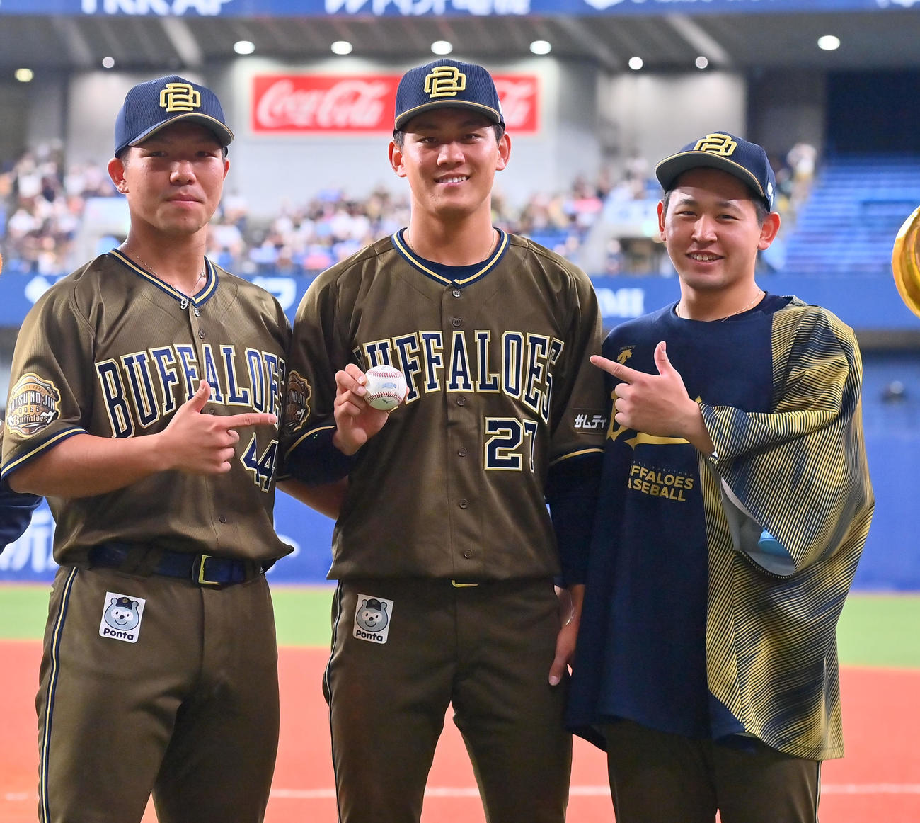 オリックス対楽天　試合後、ポーズを取る左から頓宮、元、宮城（撮影・和賀正仁）