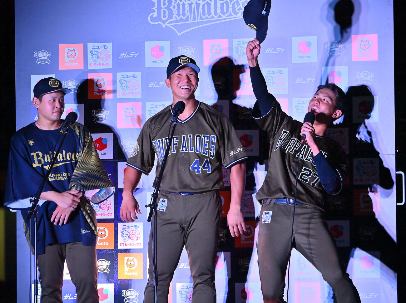オリックス対楽天　ヒーローインタビューを受けファンに向かって絶叫する元（右端）、左から宮城、頓宮（撮影・和賀正仁）