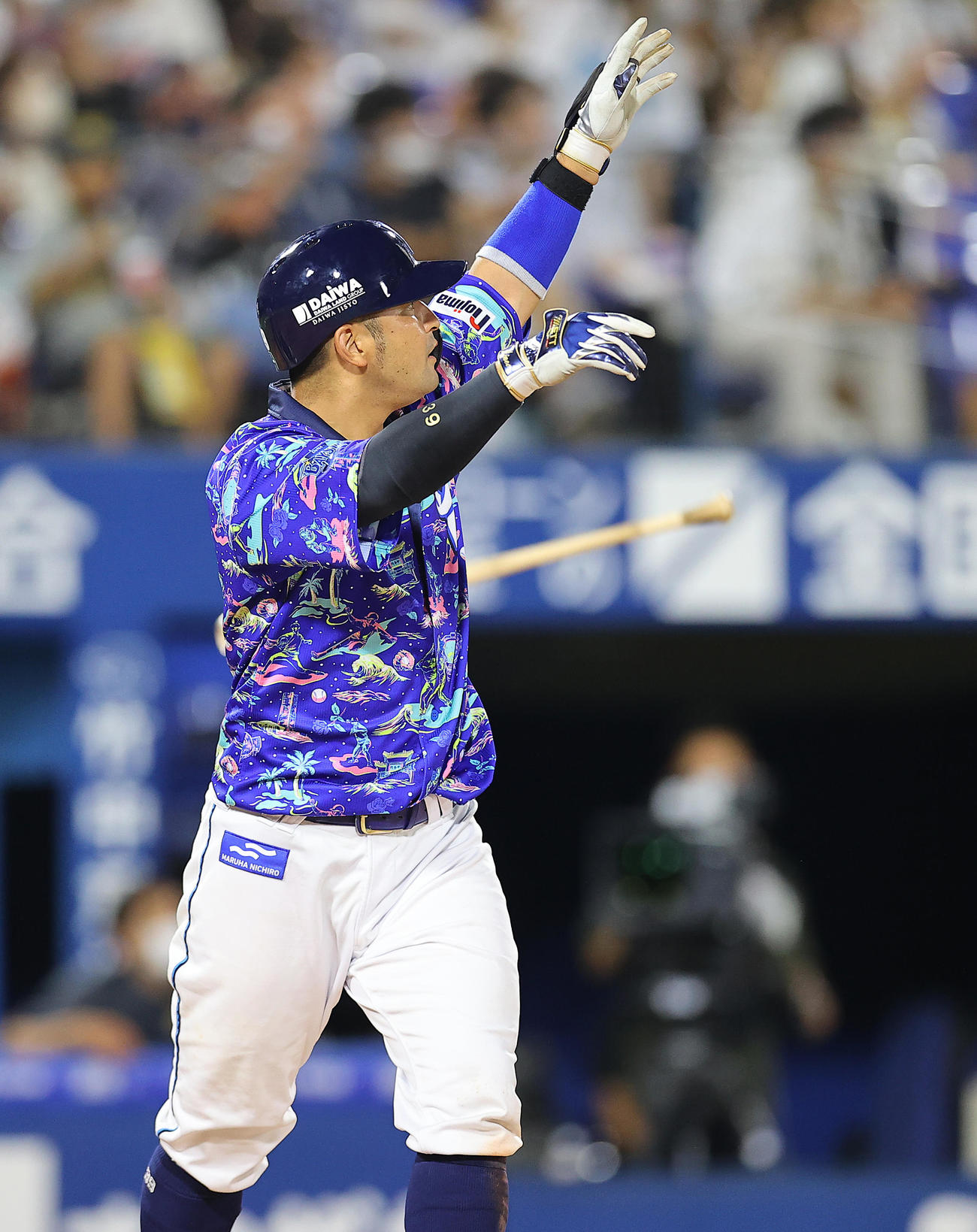 DeNA対阪神　7回裏DeNA2死一塁、2点本塁打を放つ嶺井（撮影・垰建太）
