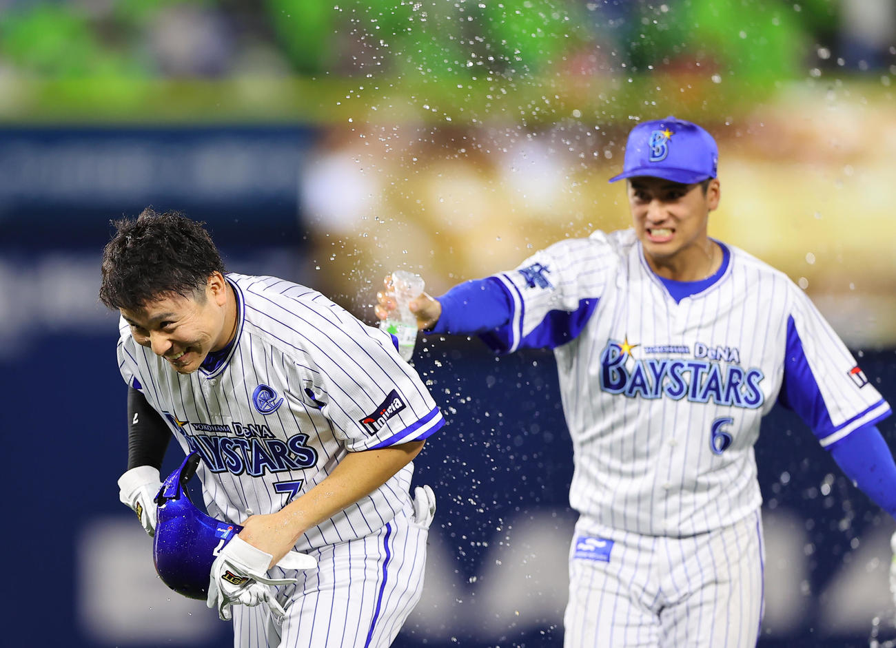 DeNA対ヤクルト　9回裏DeNA1死一塁、サヨナラ勝ちし喜ぶ佐野恵太（左）＝2022年7月16日