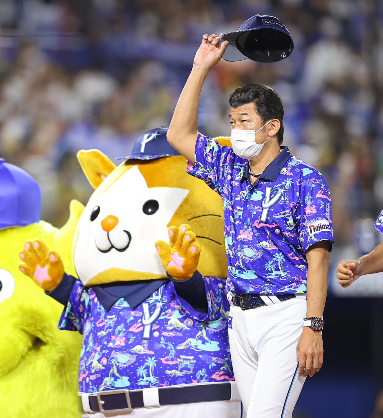 DeNA対阪神　阪神に3連勝しファンにあいさつするDeNA三浦監督（撮影・垰建太）