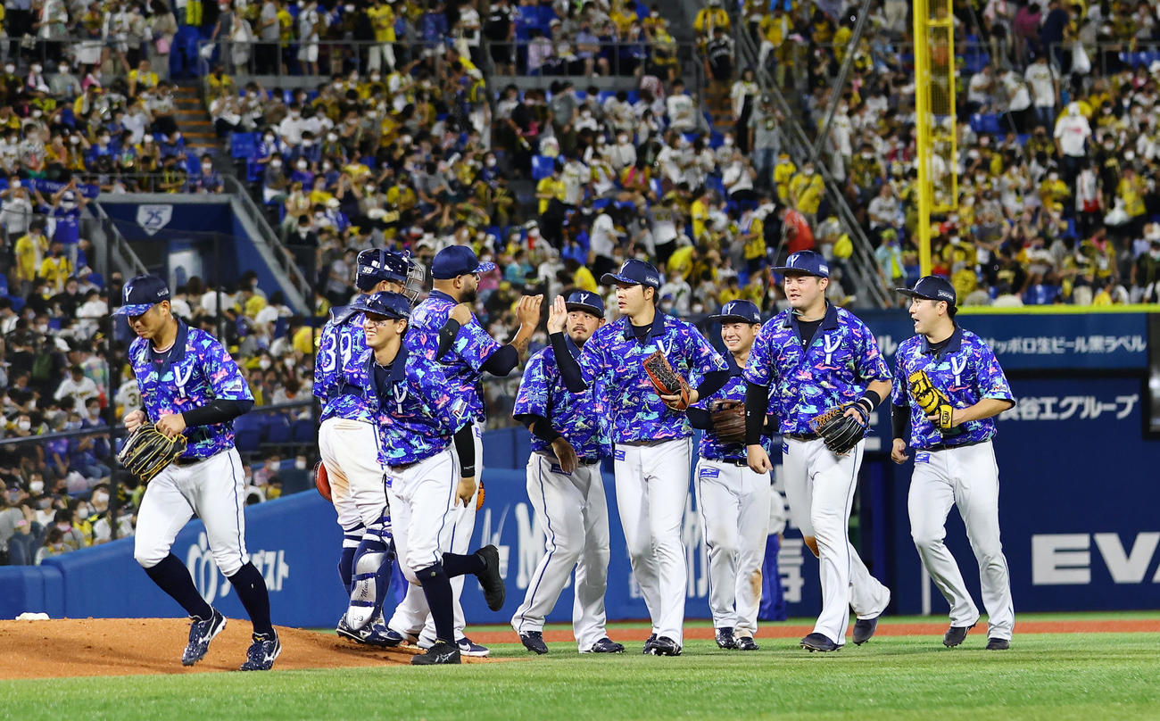 DeNA対阪神　阪神に3連勝し笑顔でタッチを交わすDeNAナイン（撮影・垰建太）