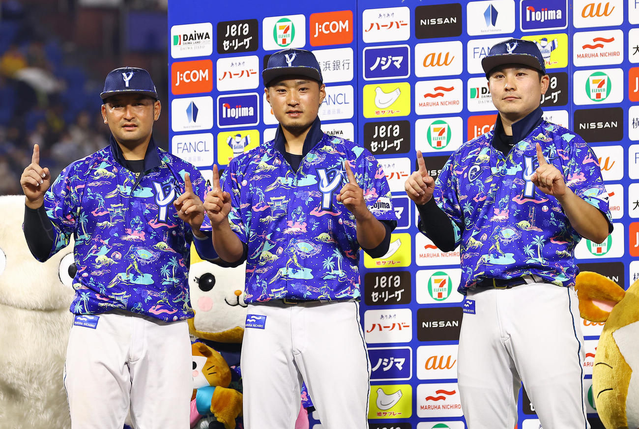 DeNA対阪神　横浜スタジアムでの11連勝を挙げポーズを決めるDeNA嶺井（左）、石田（中央）、佐野（撮影・垰建太）