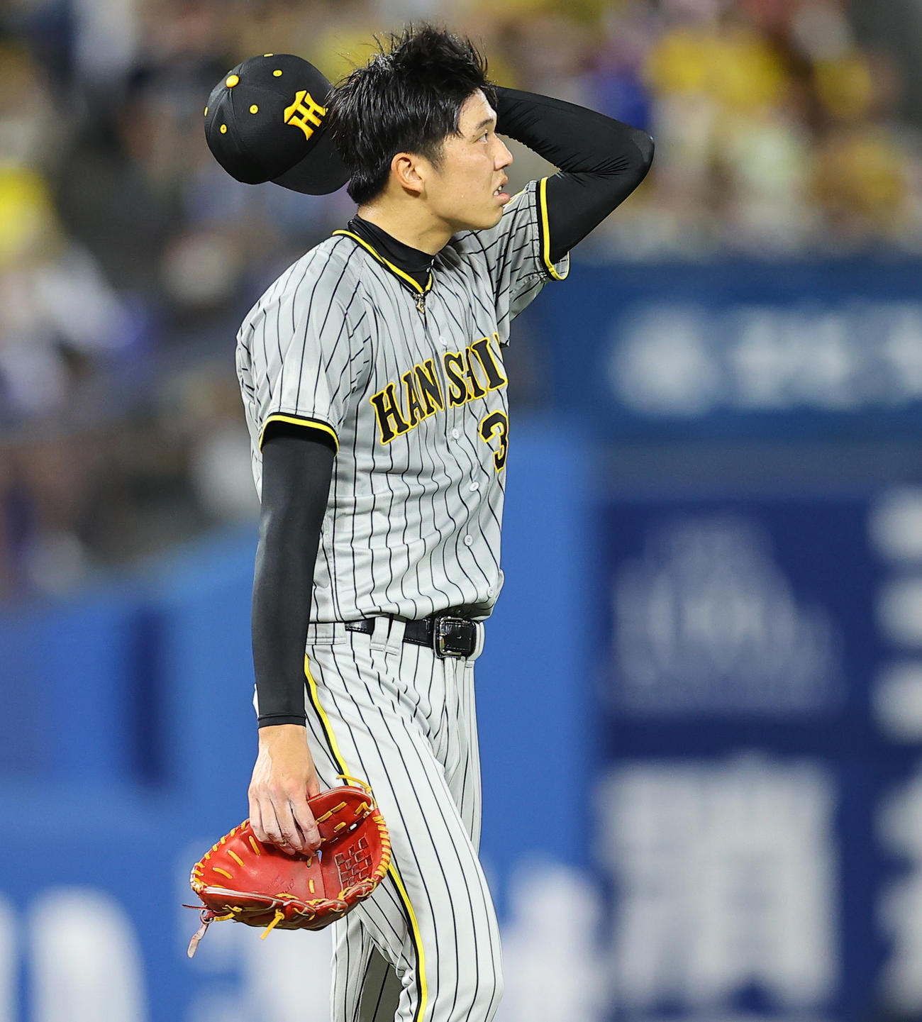 DeNA対阪神　7回裏DeNA2死三塁、投手交代を告げられ汗をぬぐう阪神先発の才木（撮影・垰建太）