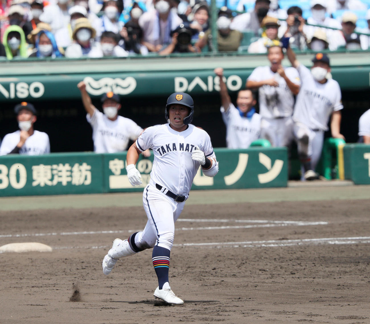 高松商対佐久長聖　5回表高松商2死、浅野は右越えソロ本塁打を放つ（撮影・加藤哉）