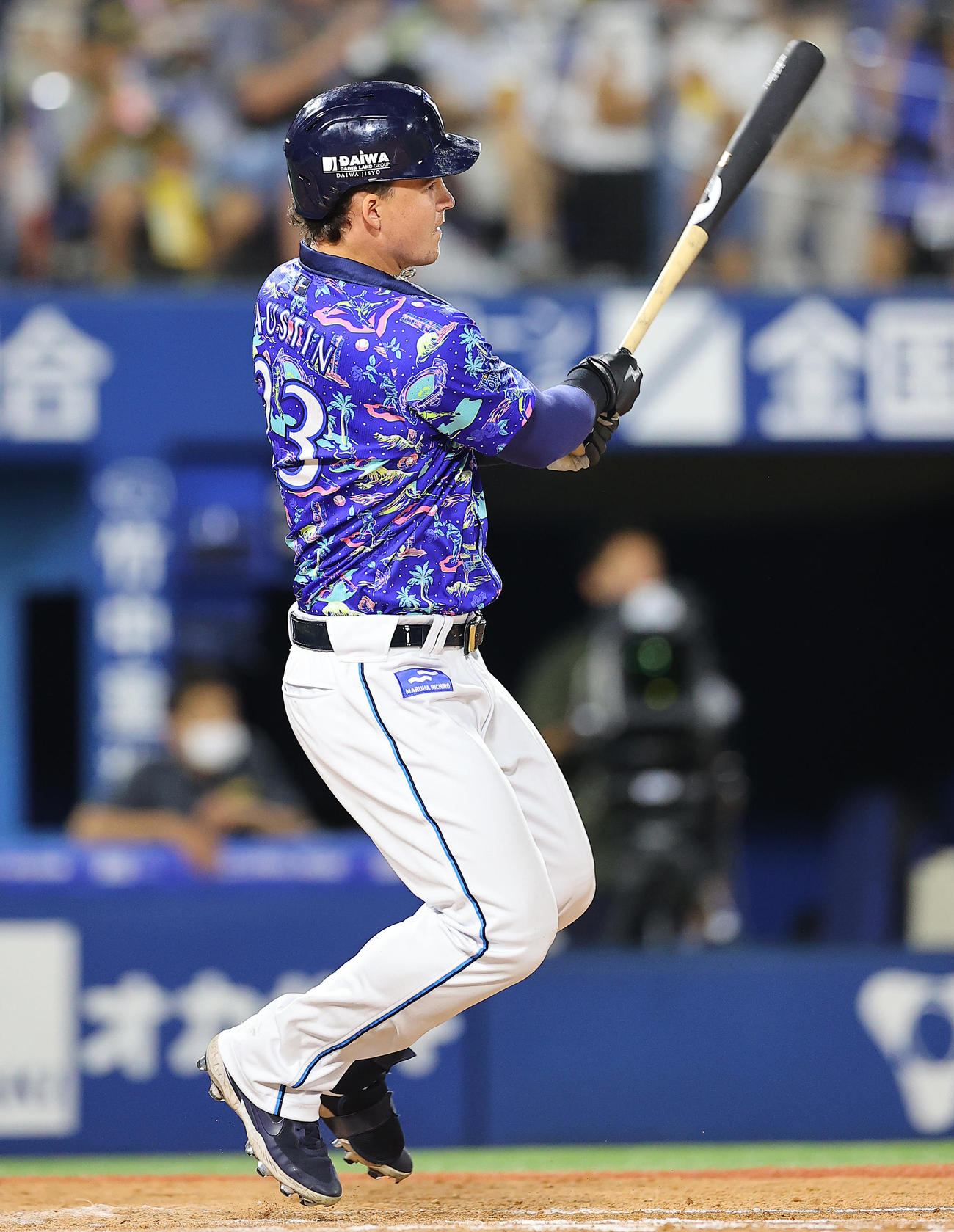 DeNA対阪神　7回裏DeNA2死一塁、適時二塁打を放つオースティン（撮影・垰建太）