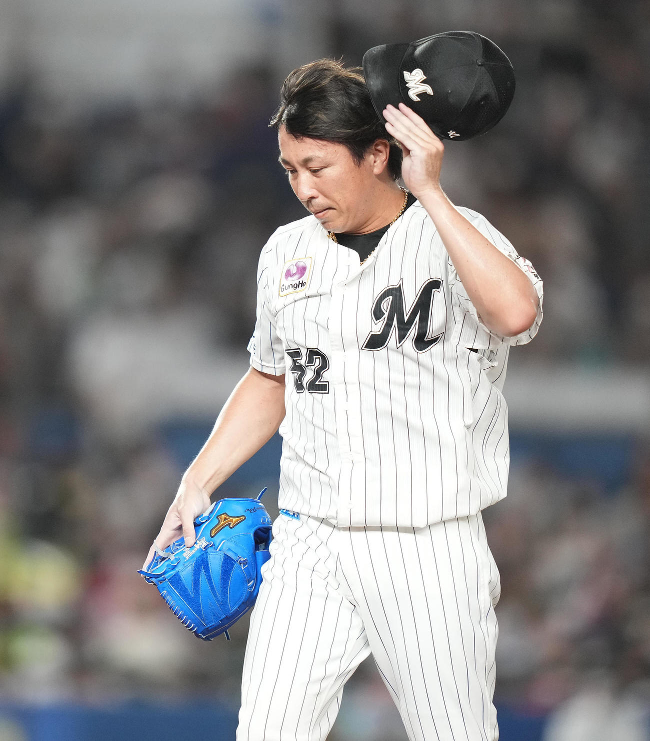 ロッテ対ソフトバンク　9回表に勝ち越しを許し、うつむきながらベンチへ戻るロッテ益田（撮影・鈴木みどり）