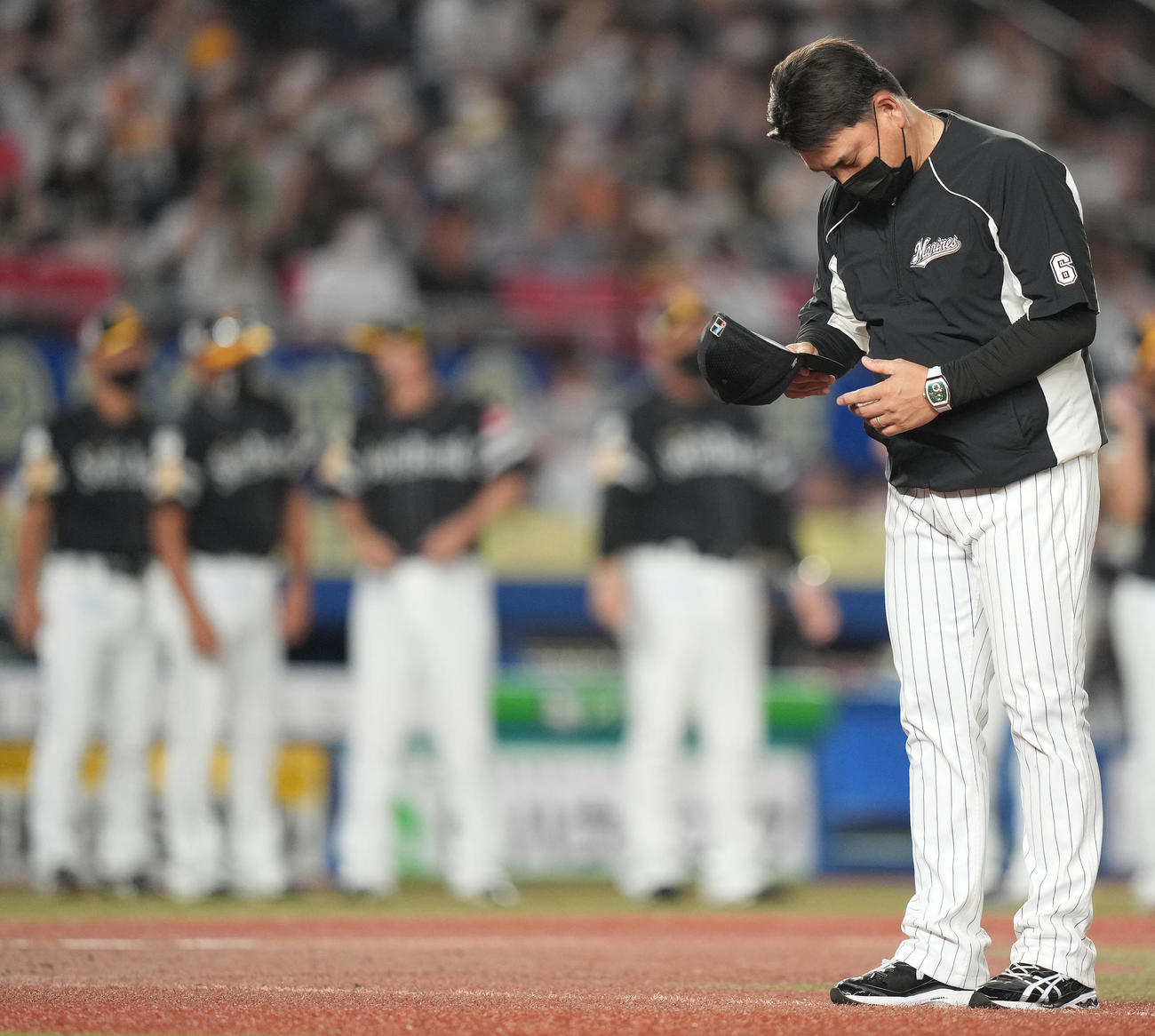 ロッテ対ソフトバンク　ソフトバンクに3連敗し、頭を下げるロッテ井口監督（撮影・鈴木みどり）
