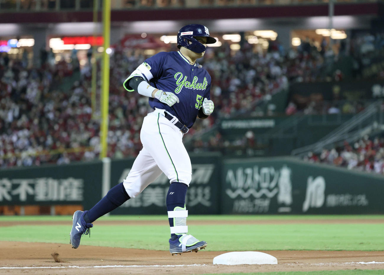 広島対ヤクルト　8回表ヤクルト2死、村上は40号右越え本塁打を放ち、三塁を回る（撮影・加藤孝規）
