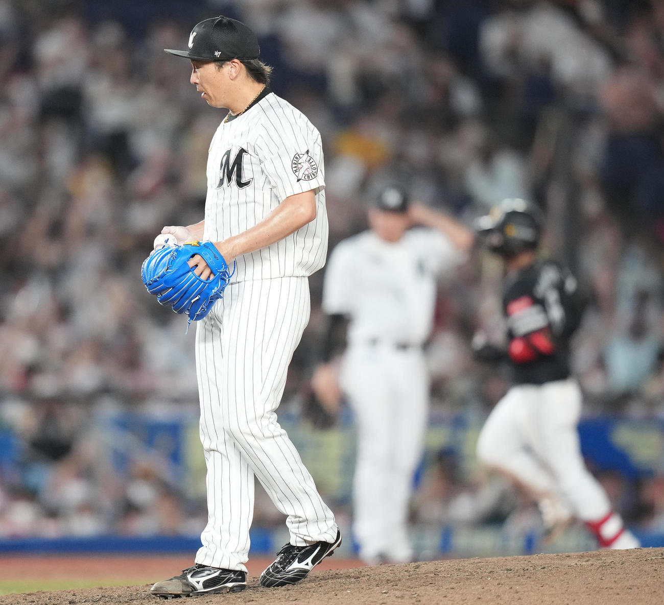 ロッテ対ソフトバンク　9回表ソフトバンク2死、今宮に左越えソロ本塁打を浴びる益田（撮影・鈴木みどり）