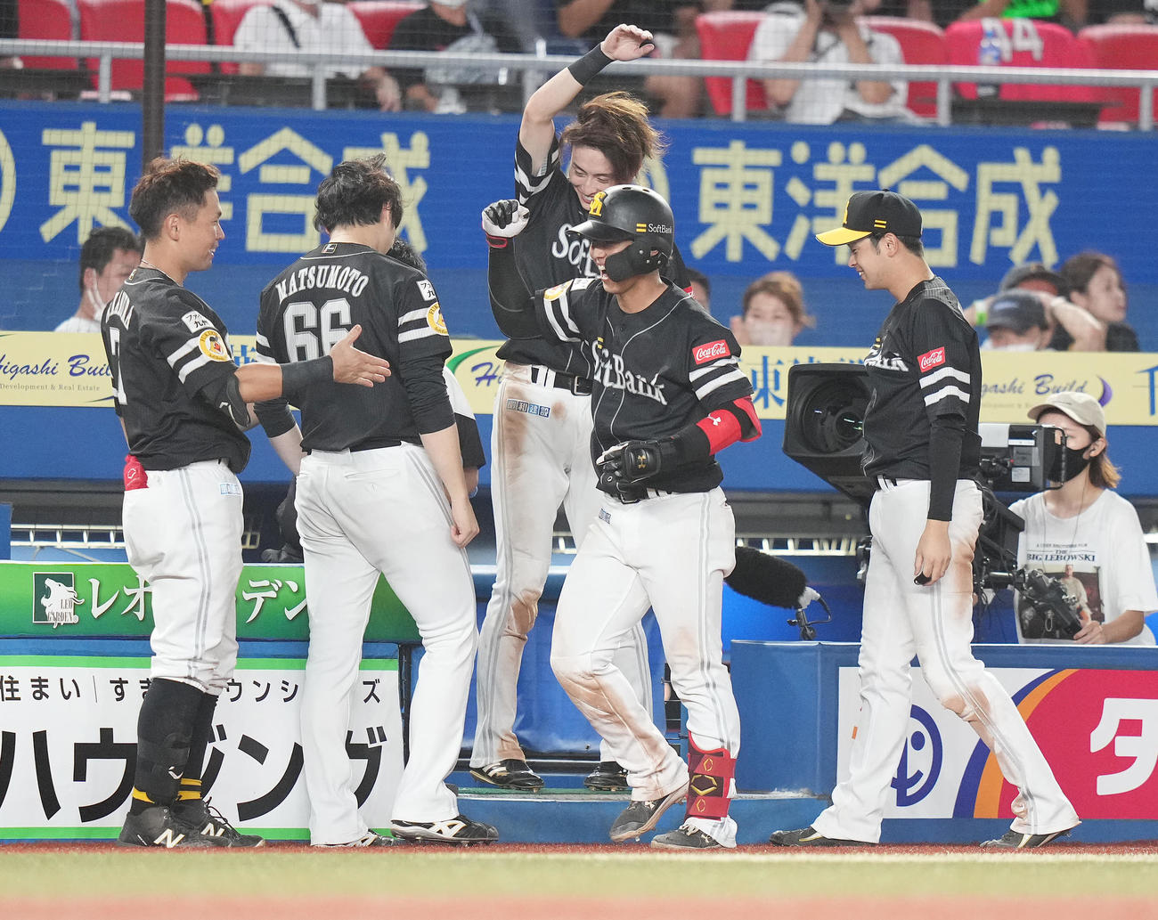 ロッテ対ソフトバンク　9回表ソフトバンク2死、左越えソロ本塁打を放った今宮（中央手前）はベンチ前で笑顔（撮影・鈴木みどり）