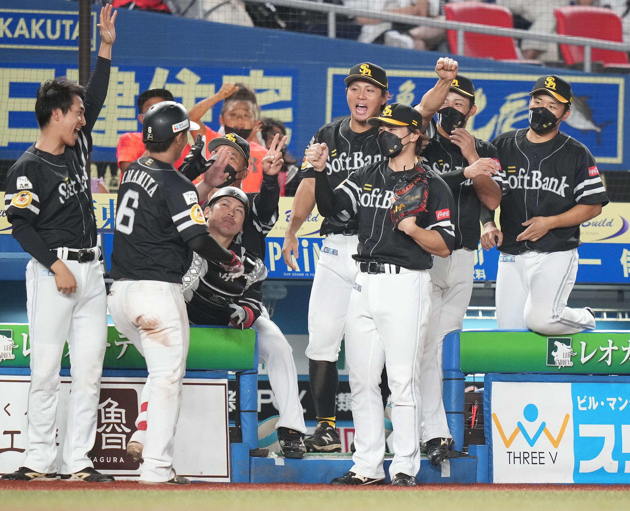 ロッテ対ソフトバンク　9回表ソフトバンク2死、左越えソロ本塁打を放った今宮（左から2人目）を迎えるナイン（撮影・鈴木みどり）