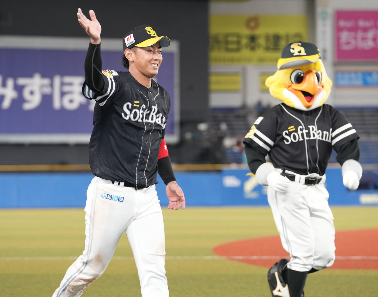 ロッテ対ソフトバンク　9回に勝ち越しのソロ本塁打を放ったソフトバンク今宮はファンの声援に応える（撮影・鈴木みどり）