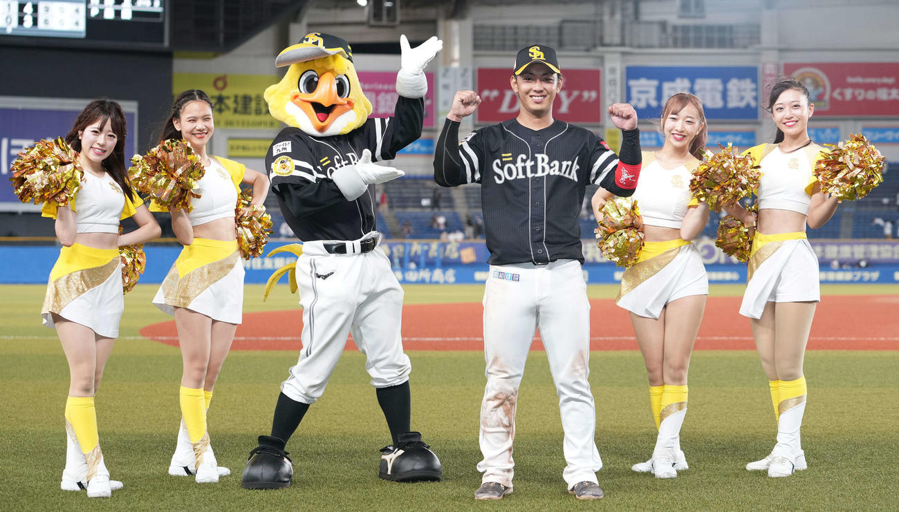 ロッテ対ソフトバンク　9回に勝ち越しのソロ本塁打を放ったソフトバンク今宮（中央）は笑顔で記念撮影（撮影・鈴木みどり）
