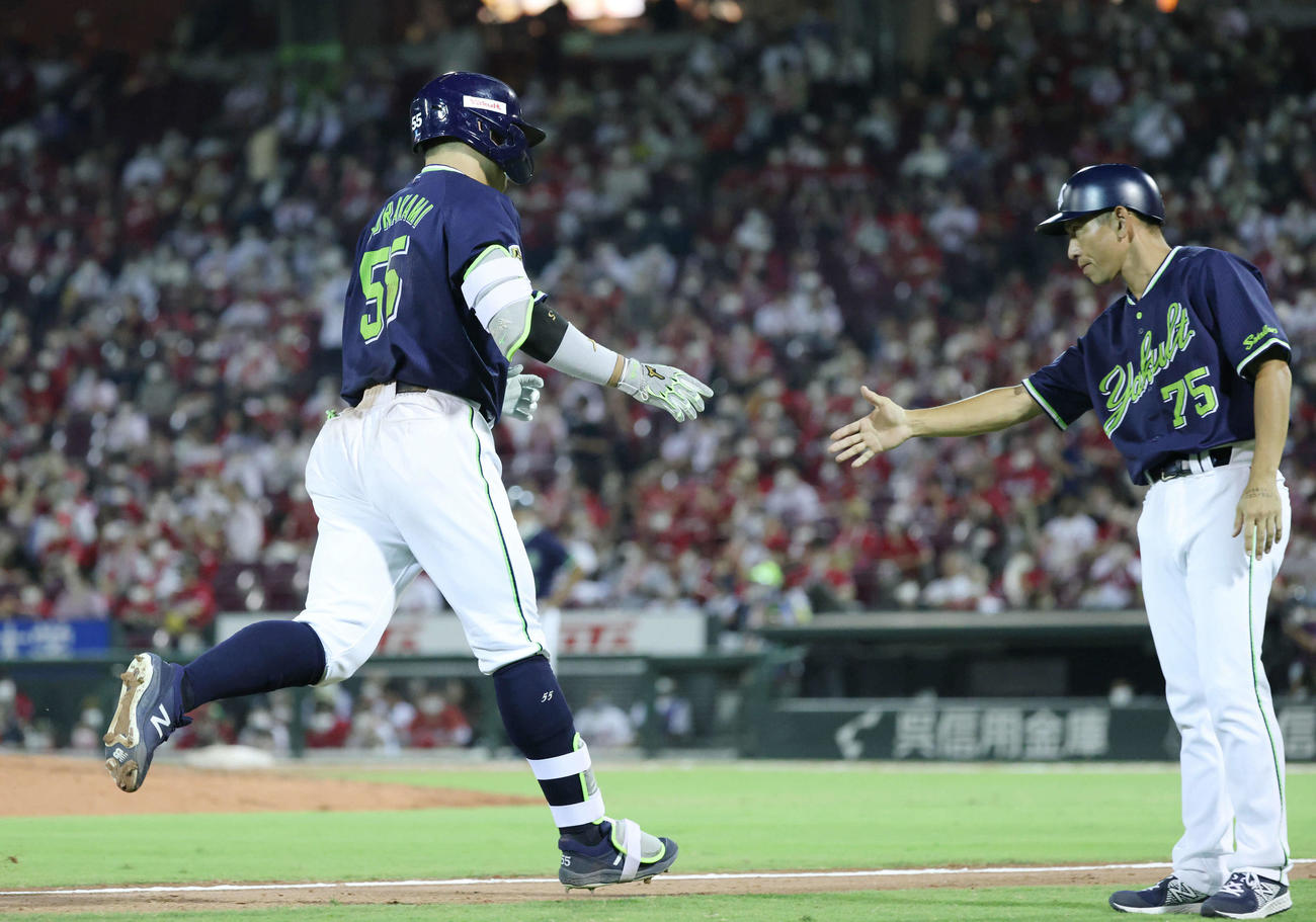 広島対ヤクルト　8回表ヤクルト2死、村上は40号右越え本塁打を放ち、三塁コーチとタッチ（撮影・加藤孝規）
