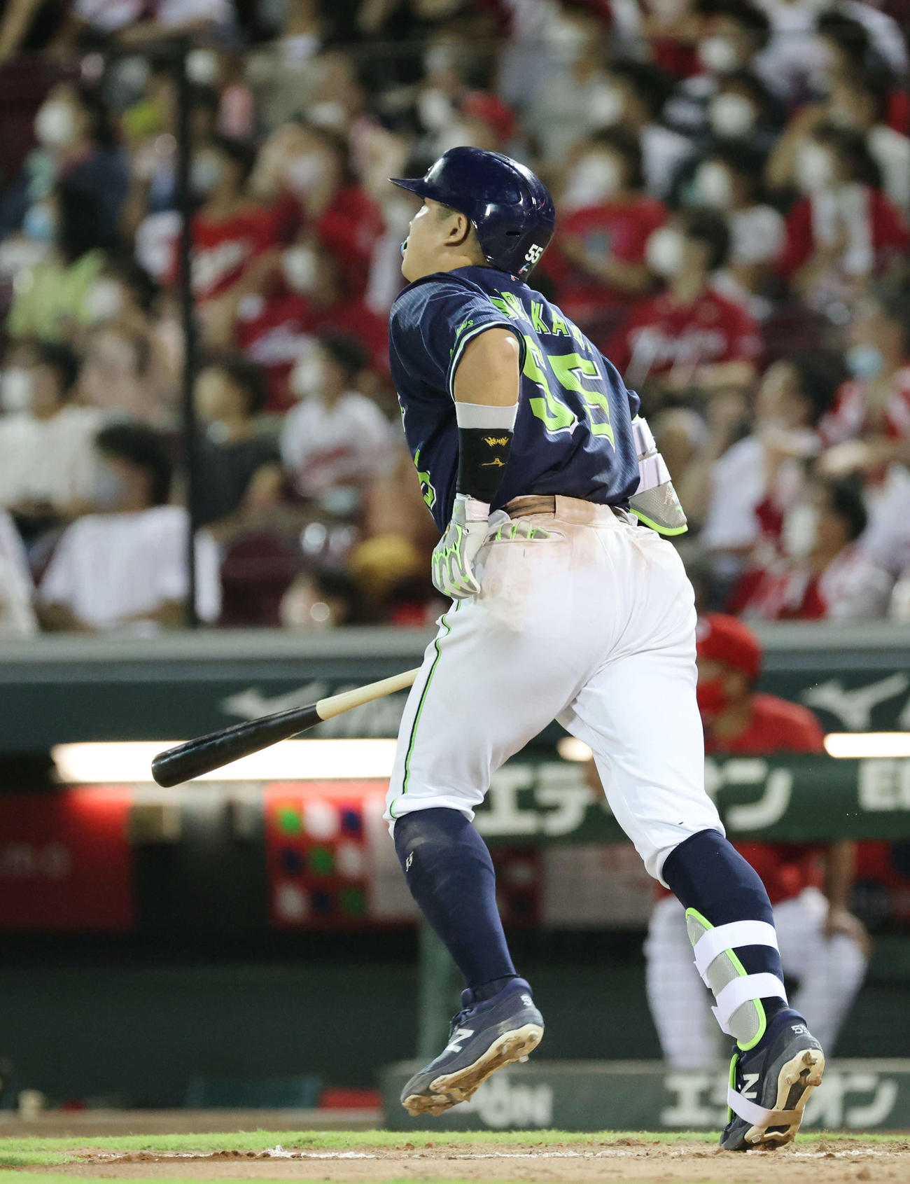 広島対ヤクルト　8回表ヤクルト2死、村上は40号右越え本塁打を放ち、ボールの行方を確認しながら走り出す（撮影・加藤孝規）