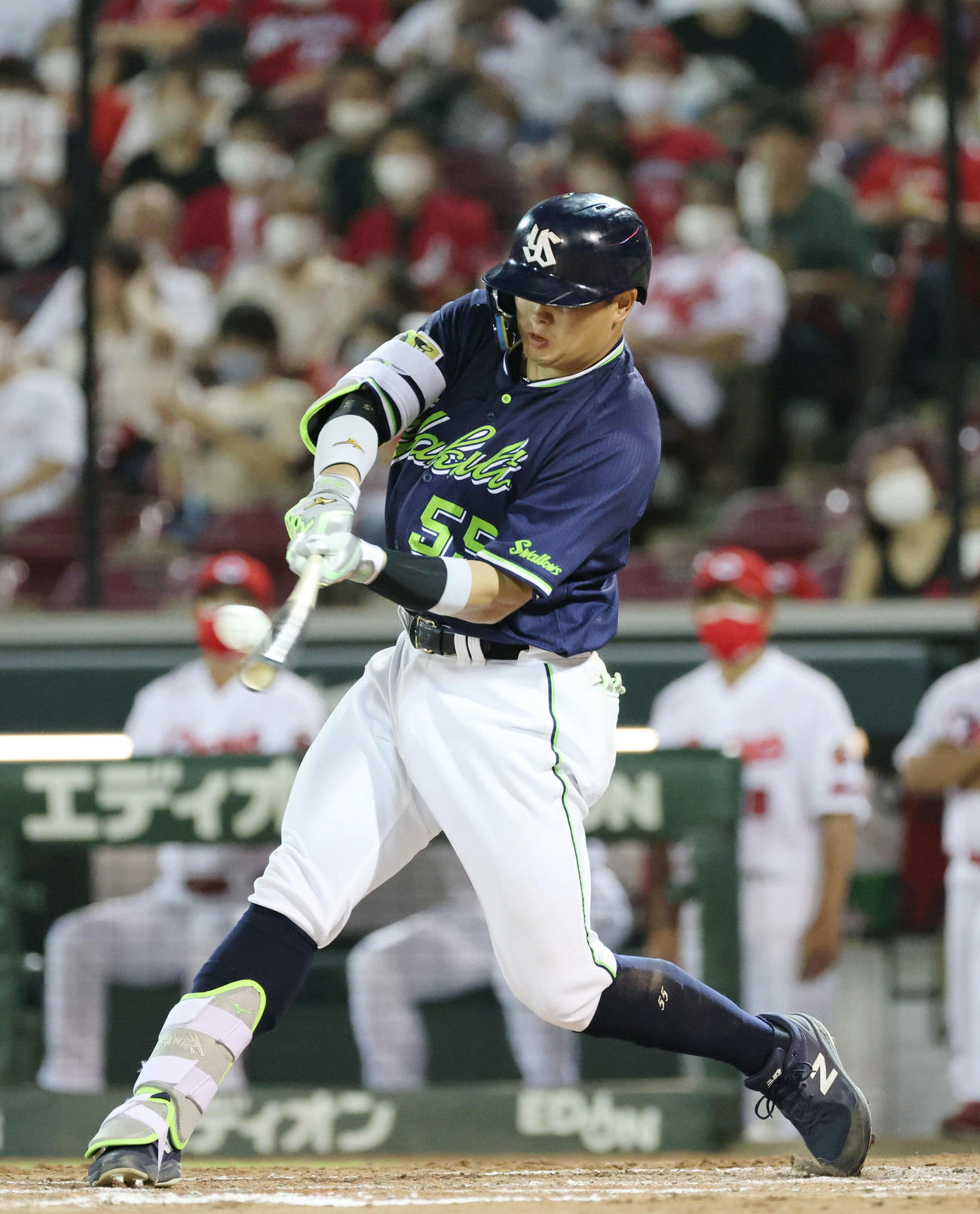 広島対ヤクルト　8回表ヤクルト2死、村上は40号右越え本塁打を放つ（撮影・加藤孝規）